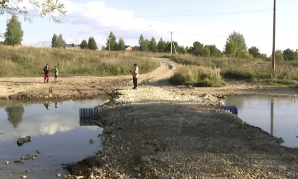 Жители казанского посёлка засыпали ручей, чтобы сократить путь в город - НТР 24