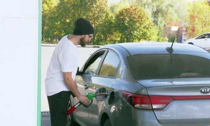 Эксперт рассказал, сколько бензина нужно заливать в бак - НТР 24