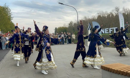 В Нижнекамске открылся сквер 75-летия «Татнефти» - НТР 24