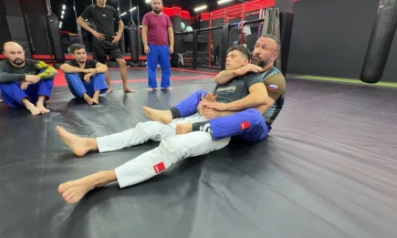 Обладатель черного пояса по джиу-джитсу дал мастер-класс в Нижнекамске - НТР 24