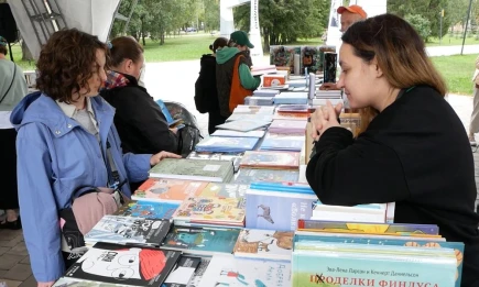 В Нижнекамске прошёл летний книжный фестиваль «Смены» - НТР 24