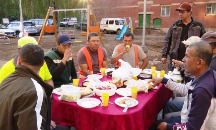 В Нижнекамске жильцы устроили чаепитие для рабочих, ремонтировавших их двор - НТР 24