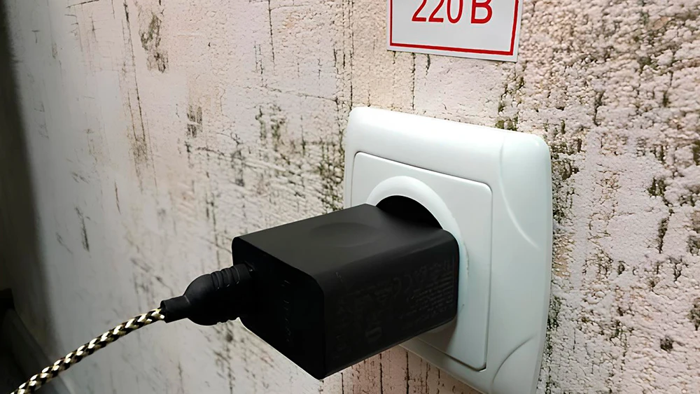 Зарядник в розетке