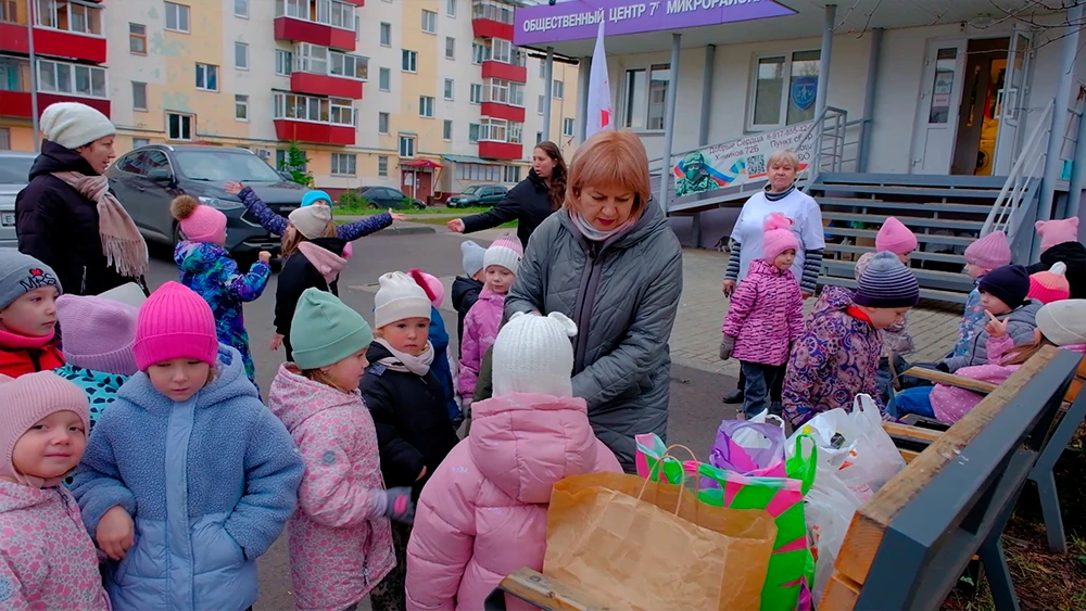 Дети принесли гумпомощь в пункт сбора помощи группы «Добрые сердца» в Нижнекамске