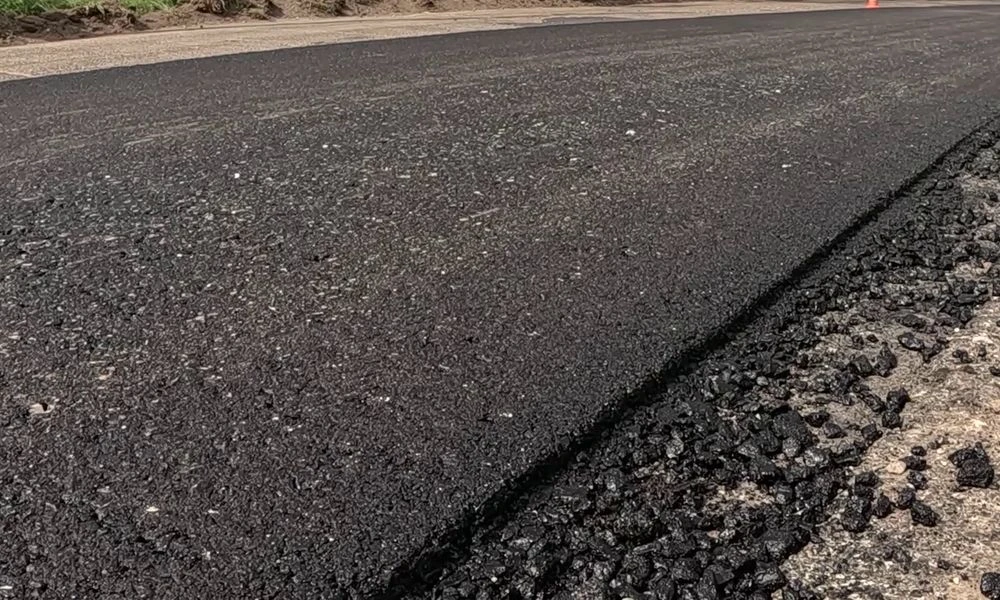свежий асфальт на дороге