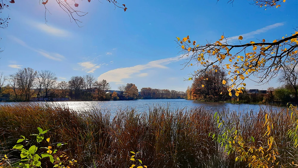 Озеро осенью