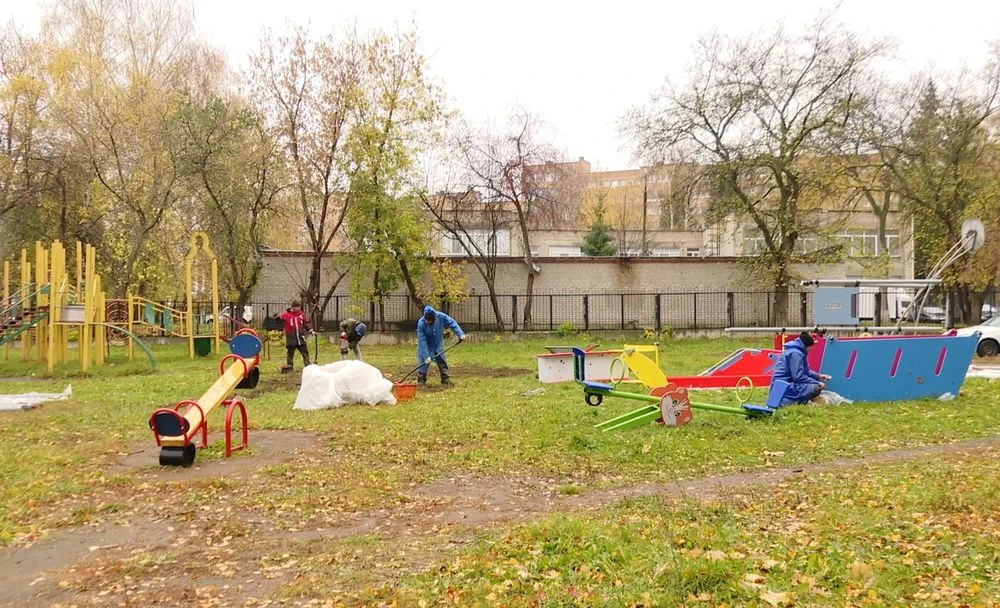 рабочие устанавливают игровой комплекс во дворе 50 лет Октября 10