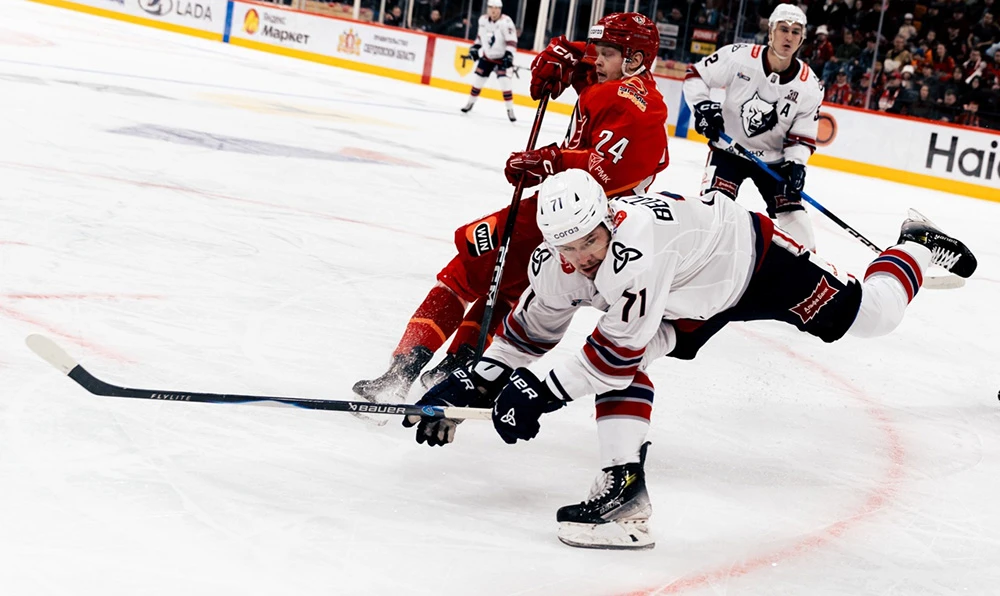 «Нефтехимик» играет с «Автомобилистом» в Екатеринбурге