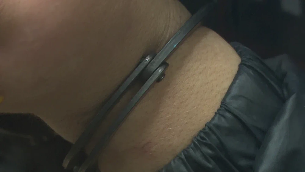 наручники на руках обвиняемого