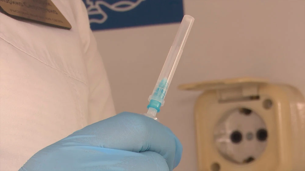 Шприц в руке