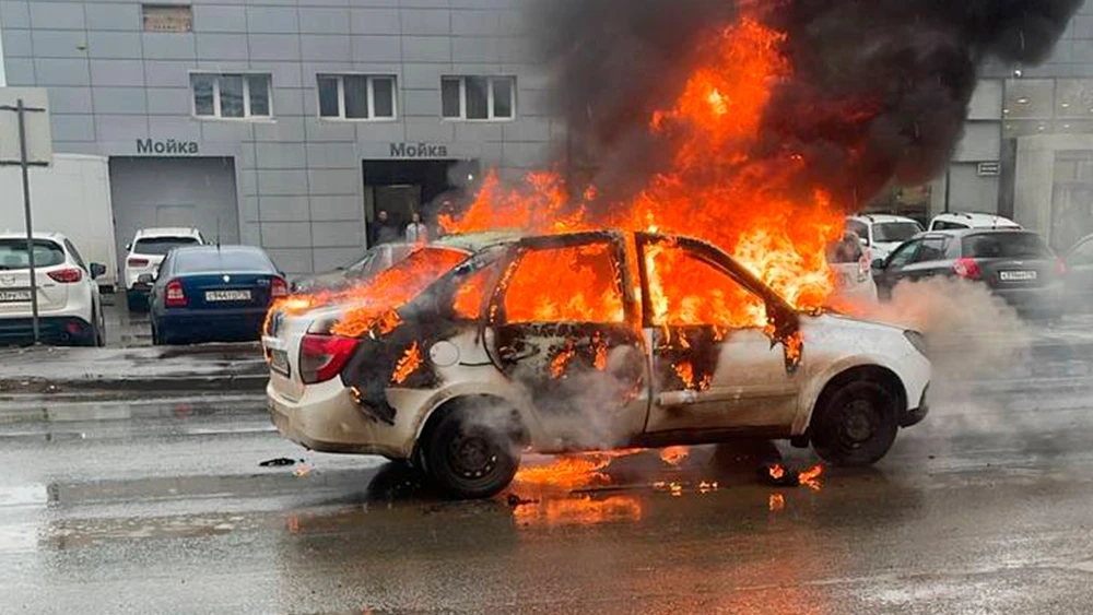 Горящая «Лада Гранта»