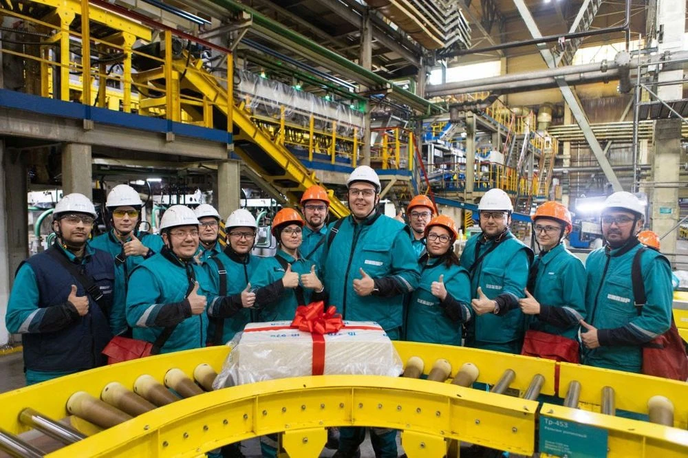 нефтехимики выпустили юбилейный брикет каучука