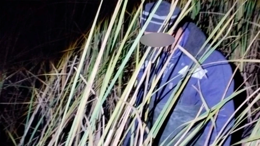 Браконьер вылавливает раков из реки в Нижнекамском районе