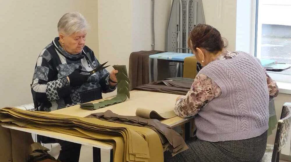 Волонтёры делают заготовки для масксетей