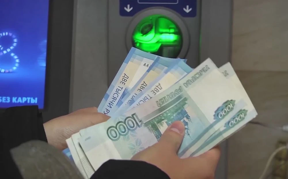 мужчина держит в руках деньги банкноты