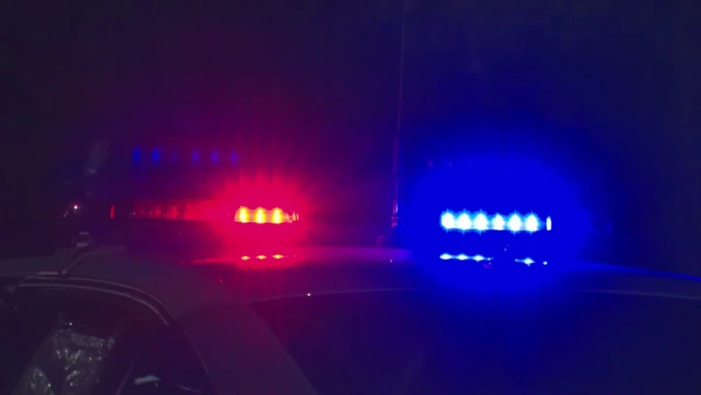 патрульный автомобиль полиции с проблесковыми маячками