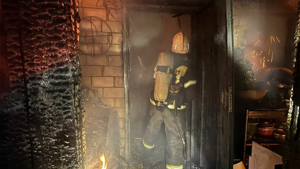 Пожарный заходит в горящее здание