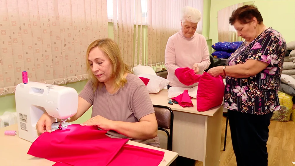 Волонтёры шьют подушки