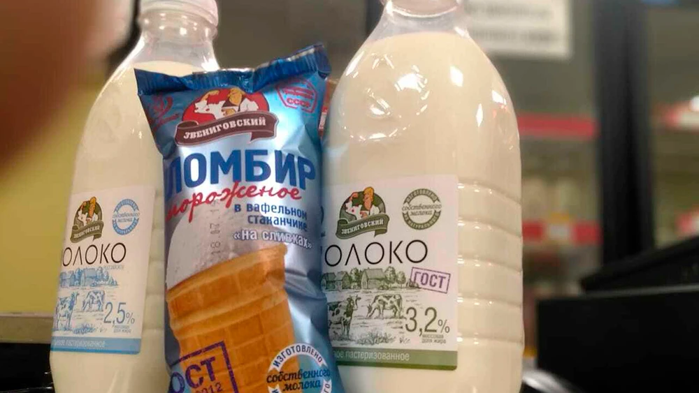 Молочная продукция на полке в магазине