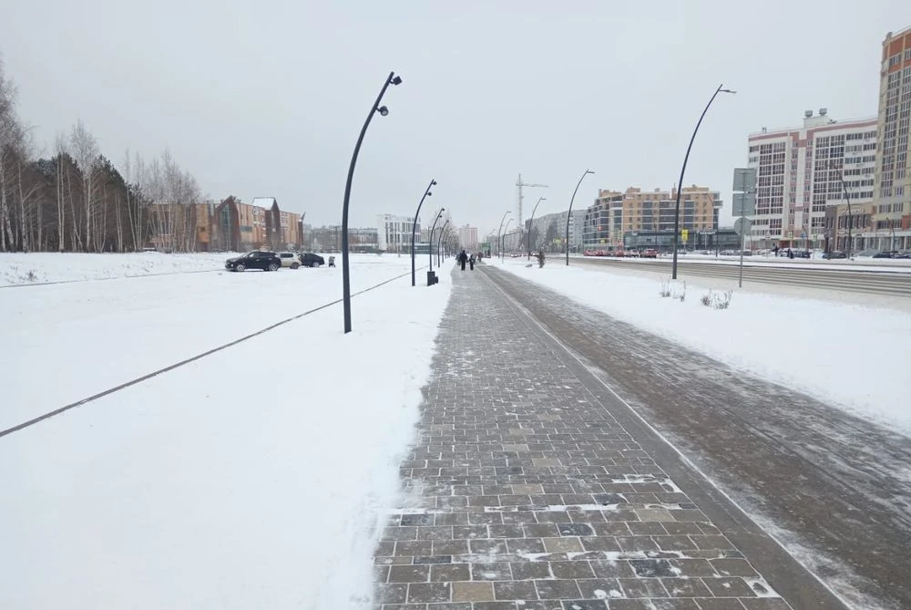 снег на тротуаре пр. Шинников в Нижнекамске