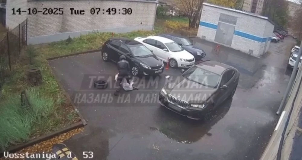 мужчина нападает на женщину с ножом в казани 14 октября