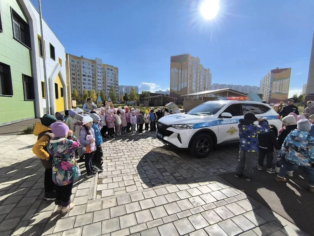 инспекторы ГАИ в детсаду № 100 Нижнекамска