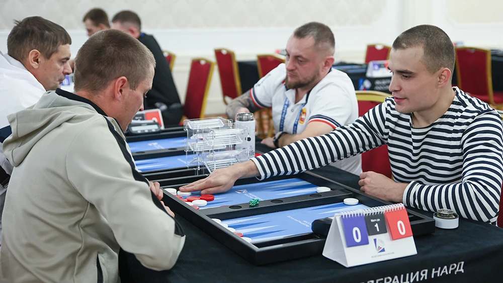 Ветераны СВО играют в нарды