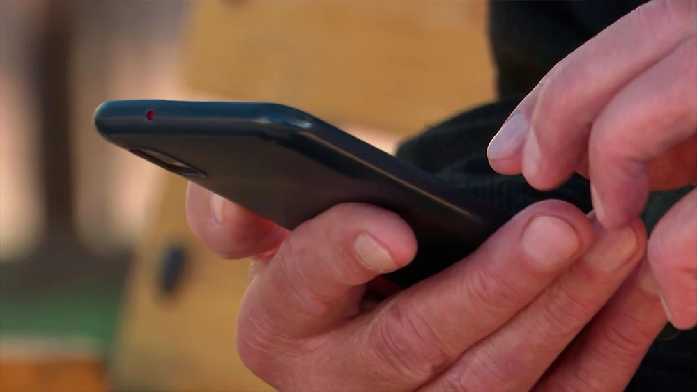 Телефон в руках