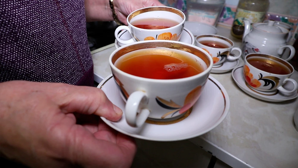 Чай в кружках