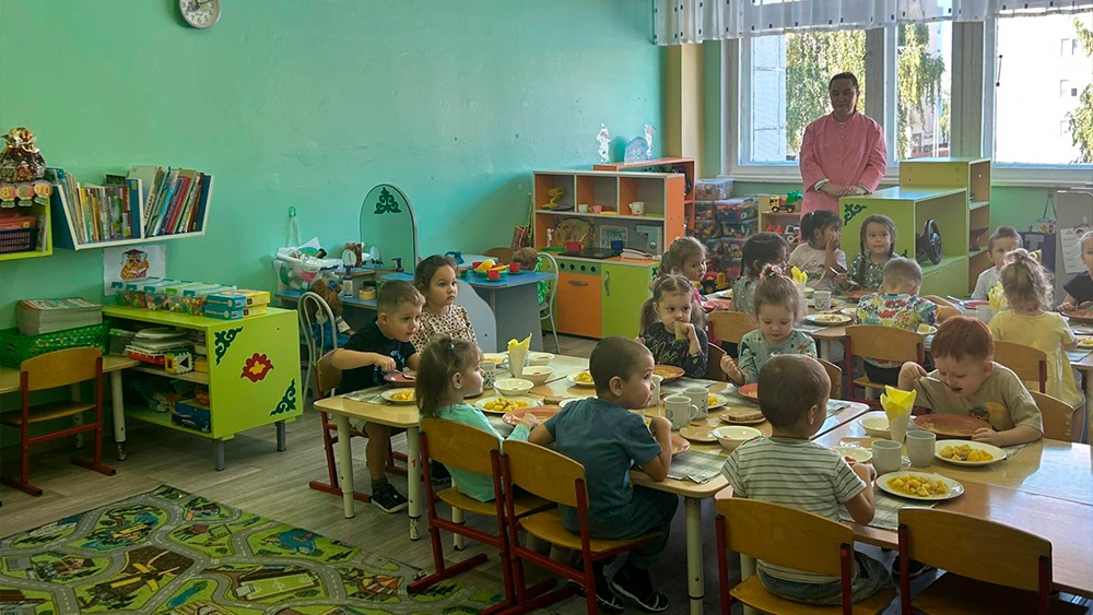Дети едят в детском саду Нижнекамска