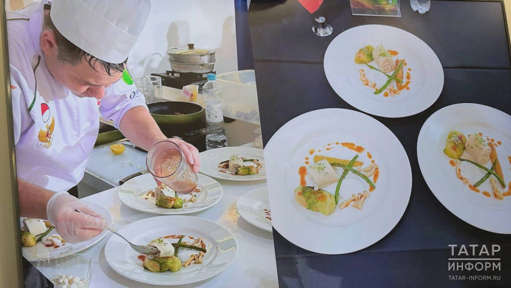 Повар готовит блюдо