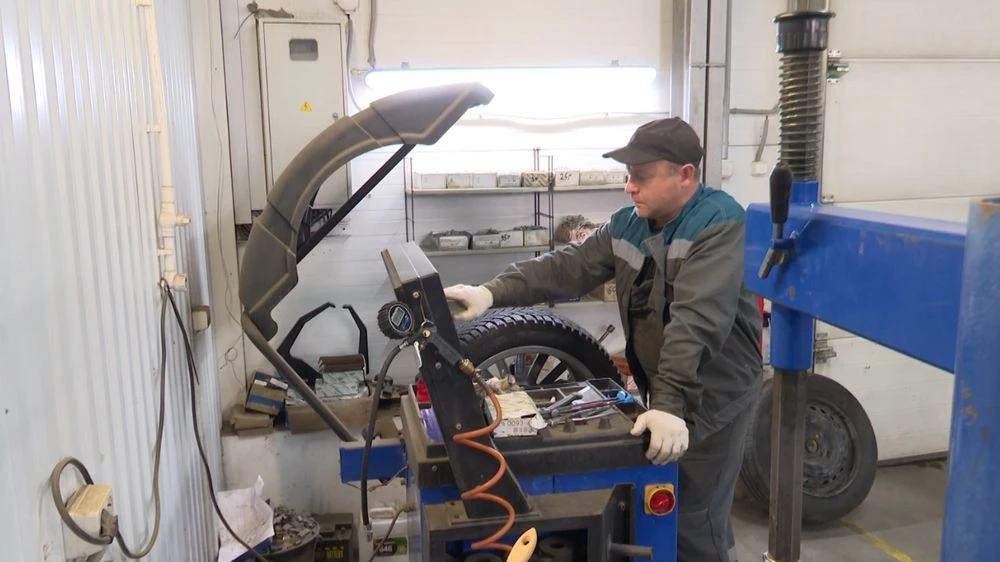 работник шиномонтажа