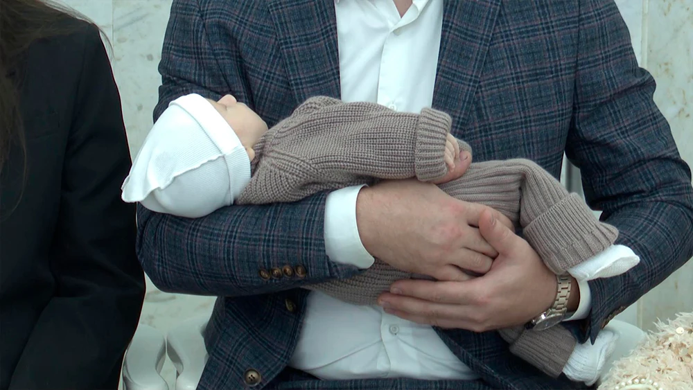 Малыш на руках отца