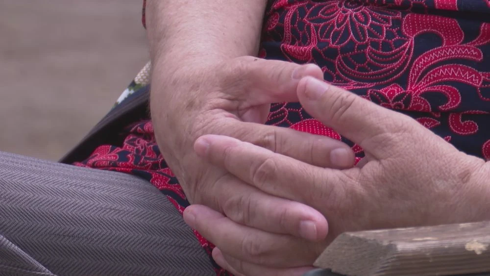 руки пожилой женщины