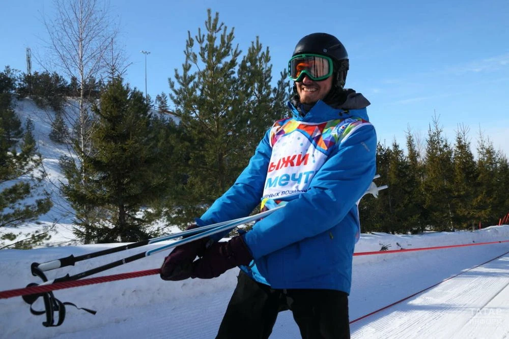 мужчина в горнолыжной экипировке