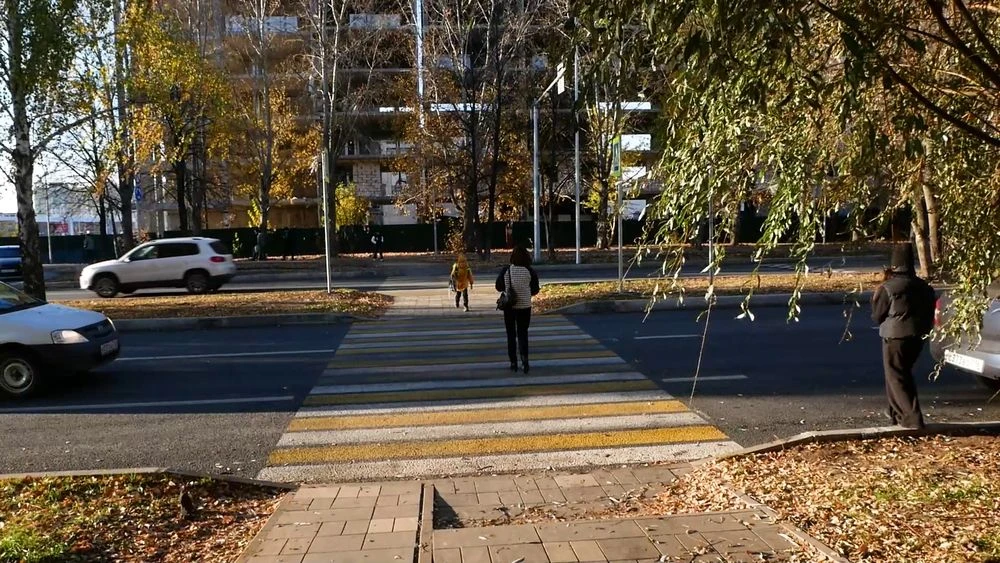 люди идут по пешеходному переходу