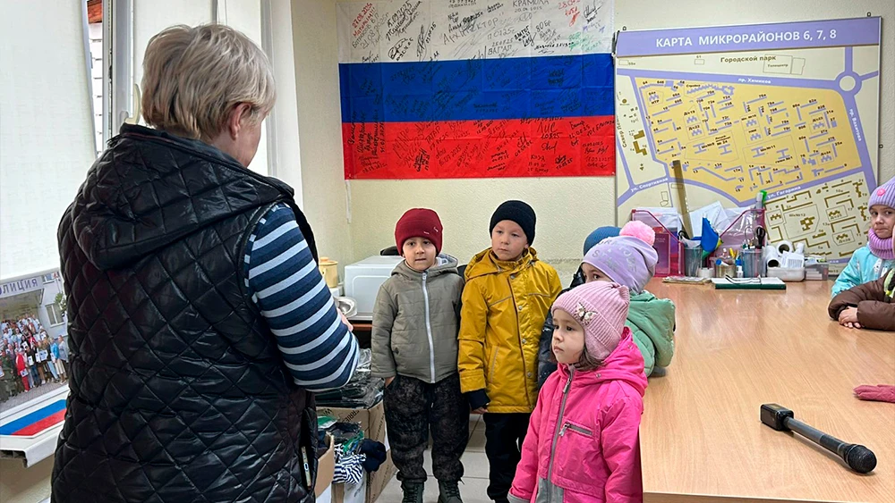 Рассказывает детям о волонтёрстве