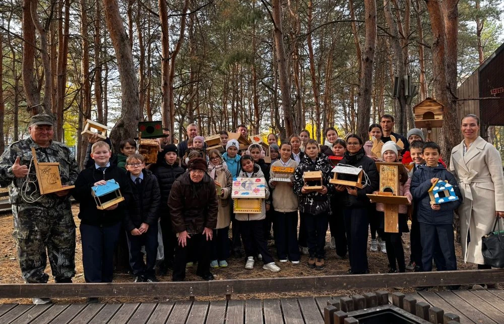 ученики школы 36 нижнекамска смастерила кормушки для белок в парке Семья