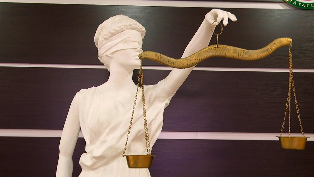 Скульптура Фемиды в здании Нижнекамского городского суда
