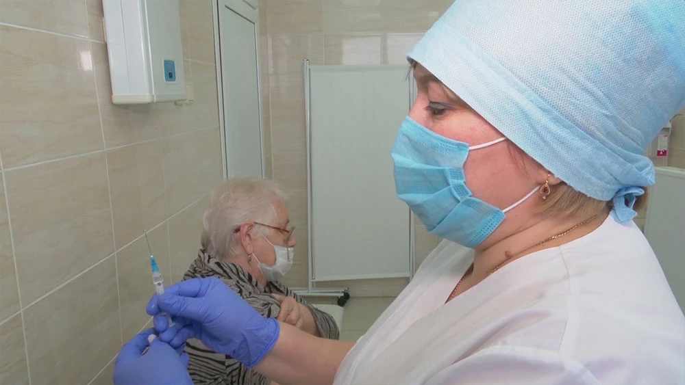 Врач со шприцем