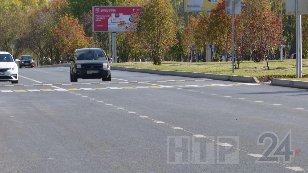 автомобили едут по дороге в нижнекамске