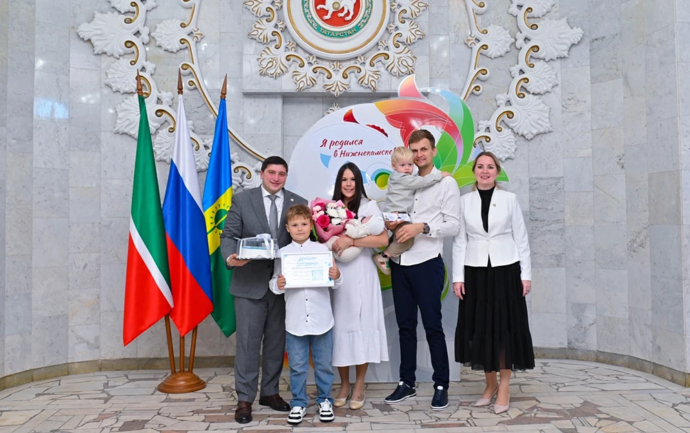 вручение «Сундучков новорождённых» многодетным семьям Нижнекамска в ЗАГС
