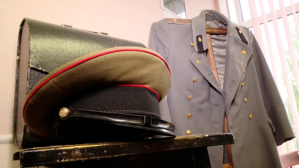 Шинель и фуражка в музее памяти жертв политических репрессий в школе № 12 Нижнекамска