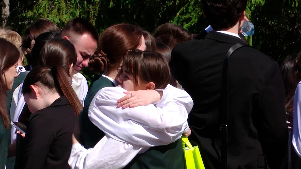 Школьницы обнимаются после экзамена