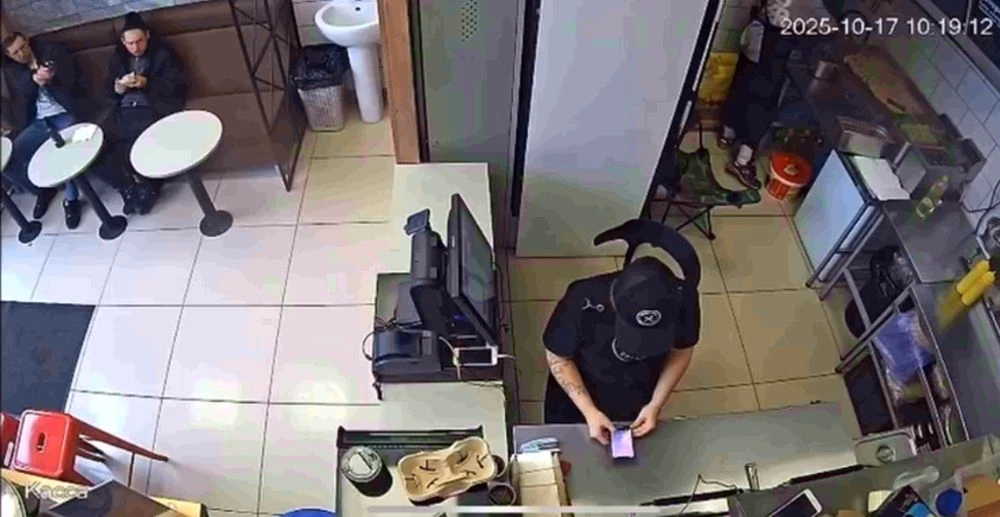 мужчина стреляет в сотрудницу кафе