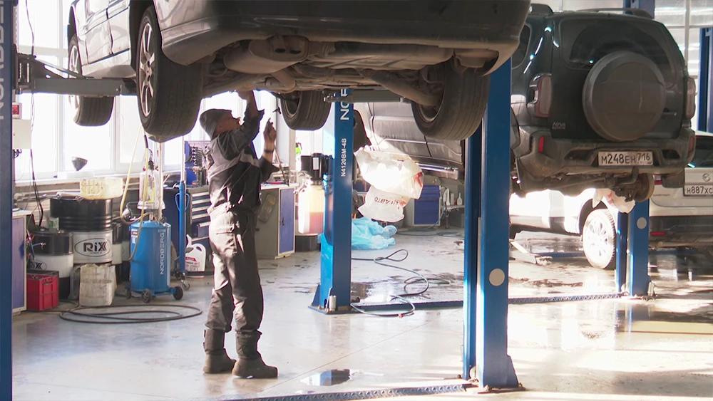 Автомеханик за работой