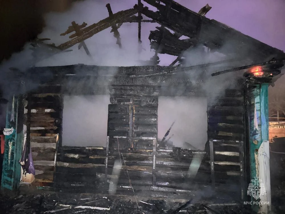 сгоревший бревенчатый дом