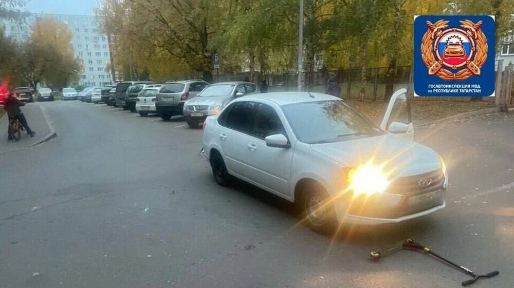 автомобиль сбил самокат