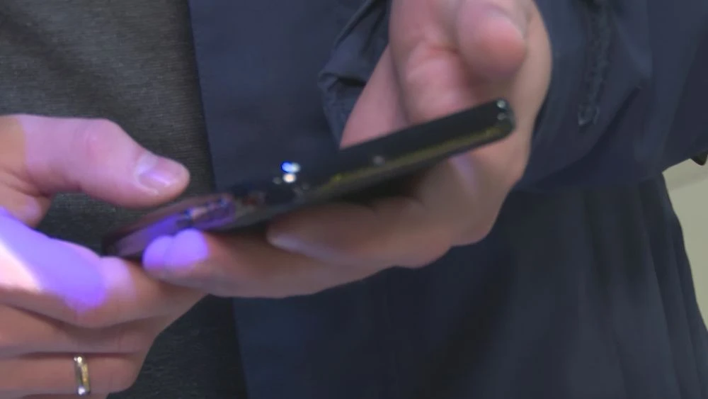 человек держит в руках смартфон