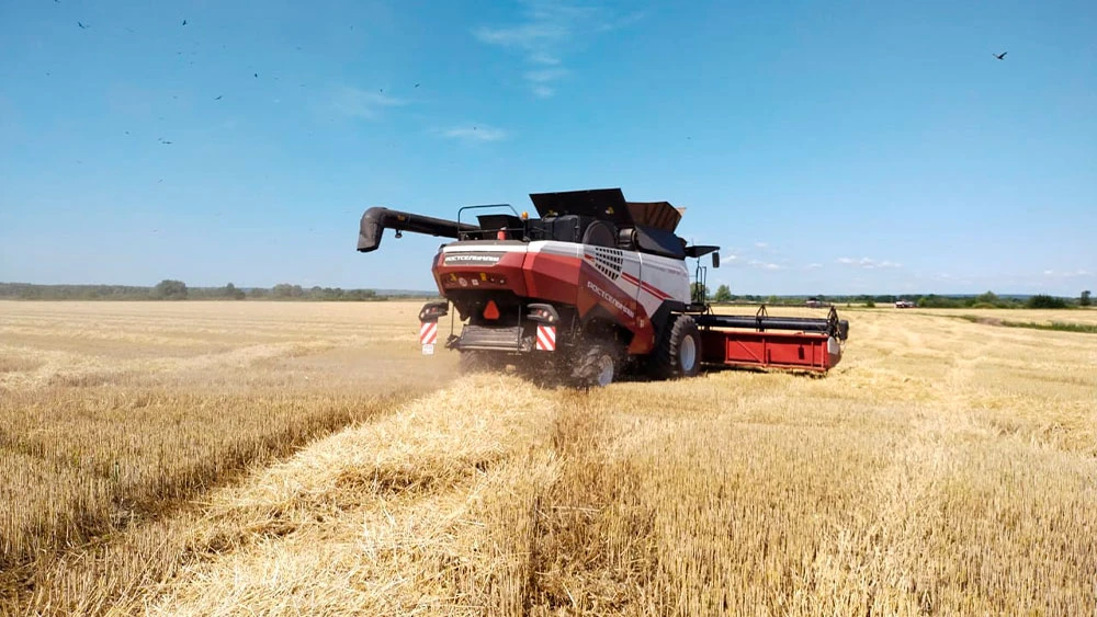 Комбайн собирает урожай